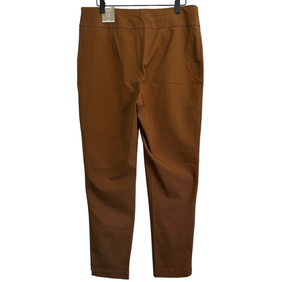 Chico's Pants 1.5 Short US M/10 Short Slimming 4 Way Stretch Pull on Cafe NEW - Picture 2 of 16